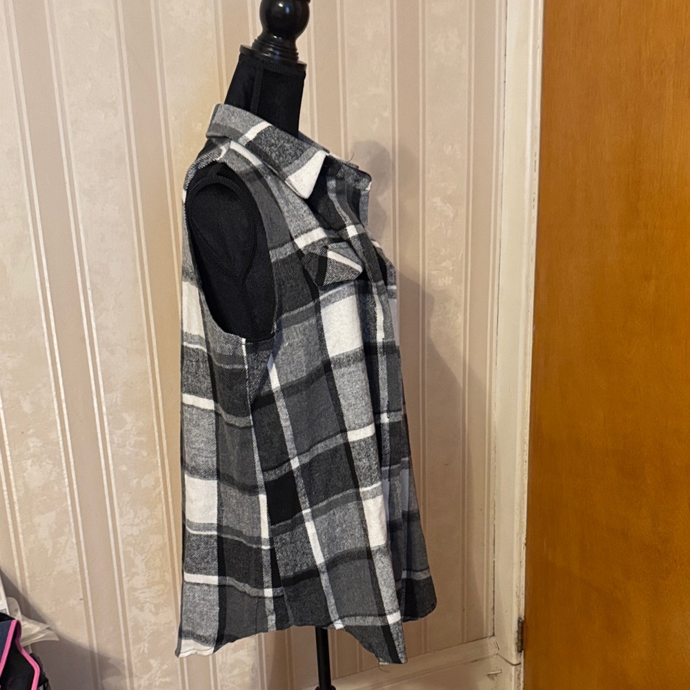 Stylish Black and Gray Plaid Sleeveless Vest - Picture 2 of 7